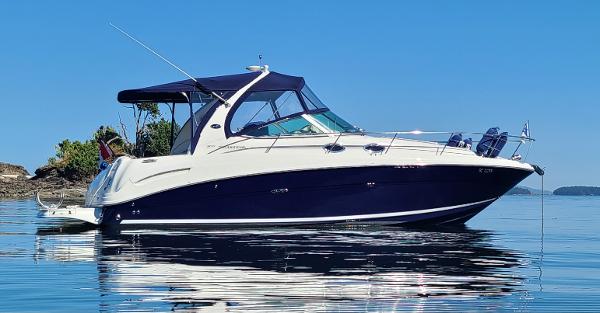 Sea Ray 300 Sundancer At Anchor