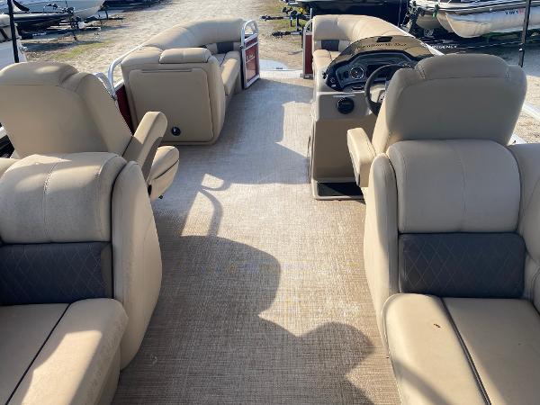 2020 Sun Tracker Party Barge 24 DLX