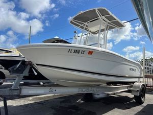 Robalo R160 Center Console