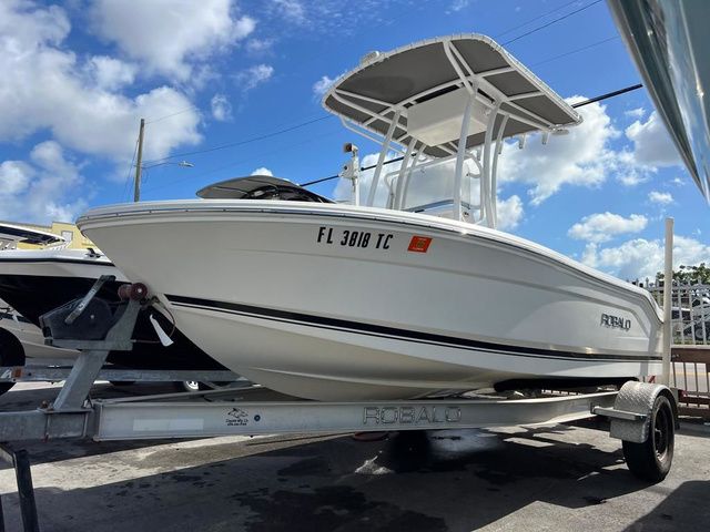 2017 Robalo R160 Center Console