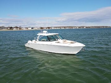 2019 Pursuit DC 325 Dual Console
