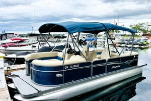 Manitou Aurora 23 LE VP RF 2020 Manitou Aurora 23 LE VP RF pontoon boat docked at marina.