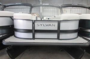 Sylvan Mirage 8520 Cruise 2025 Sylvan Mirage 8520 Cruise pontoon boat, rear view in a showroom.