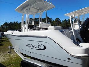 Robalo R222 Center Console 2025 Robalo R222 Center Console boat displayed outdoors.