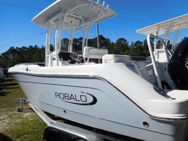 Robalo R222 Center Console