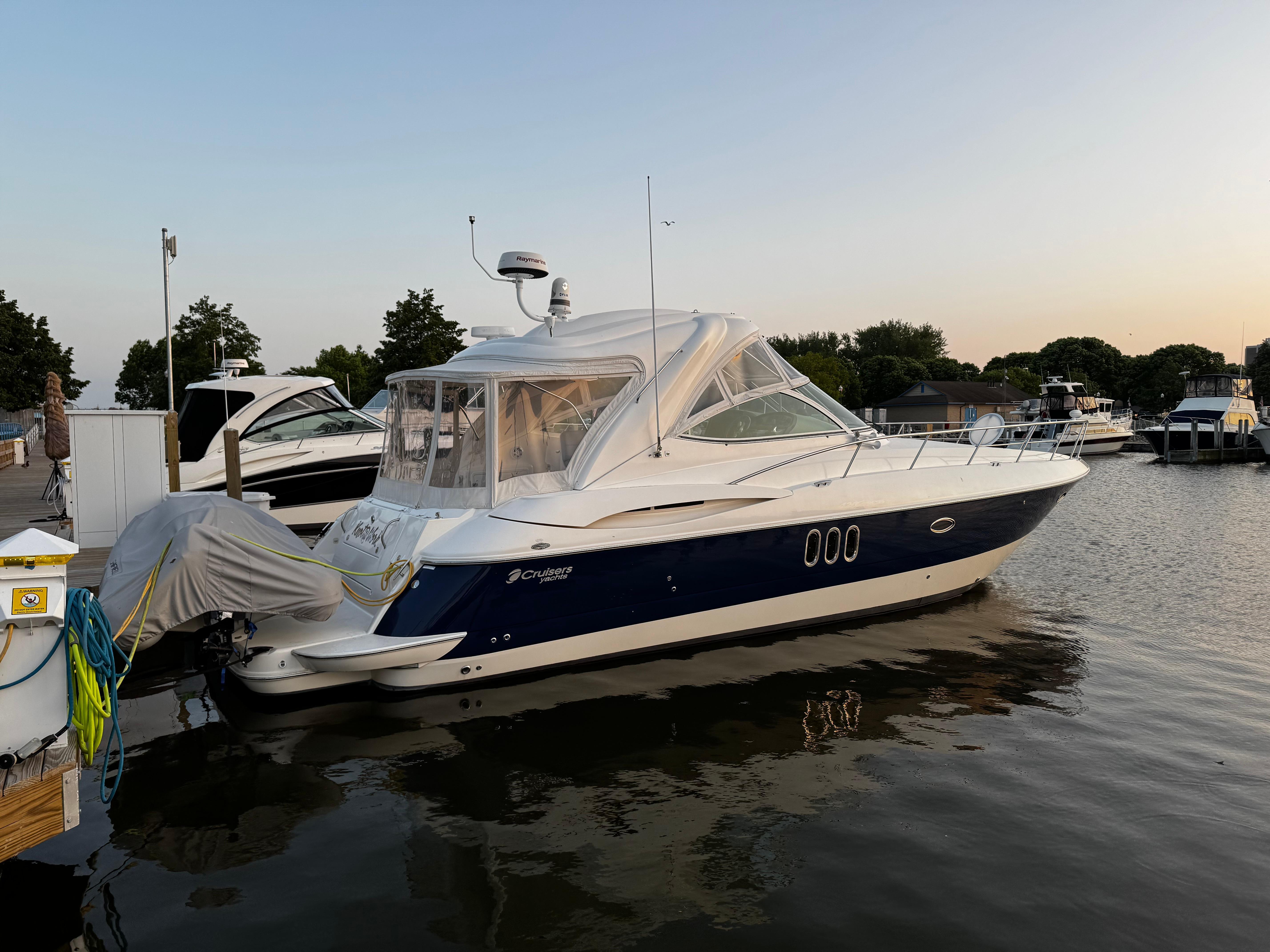 2006 Cruisers Yachts 420 Express