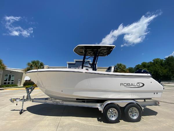 2026 Robalo R230 Center Console