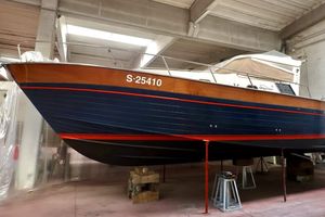 Apreamare 11 Cabinato 2002 Apreamare 11 Cabinato boat in a workshop, elevated on stands.