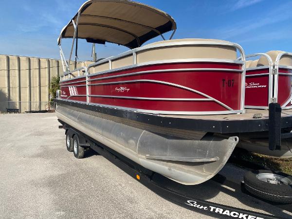 2020 Sun Tracker Party Barge 24 DLX