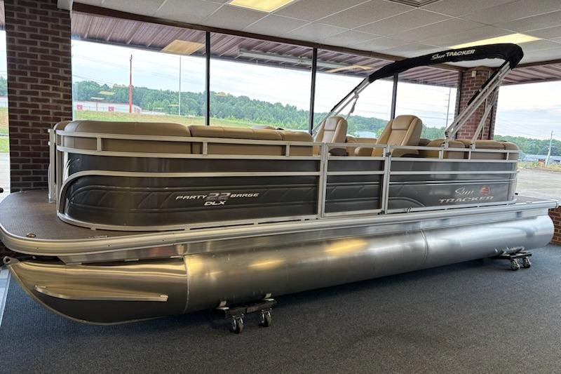 2025 Sun Tracker Party Barge 22 DLX