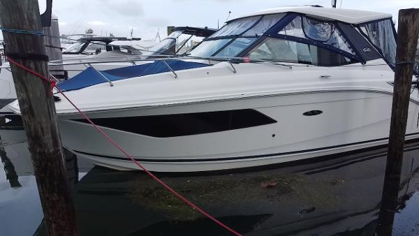 Sea Ray Sundancer 320 Outboard 2020 Sea Ray Sundancer 320 OB docked, featuring sleek design and modern amenities.