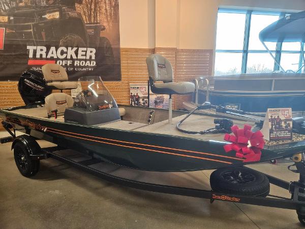 Tracker Bass Tracker Classic Limited 2025 Tracker Bass Tracker Classic Limited boat on display with red bow.