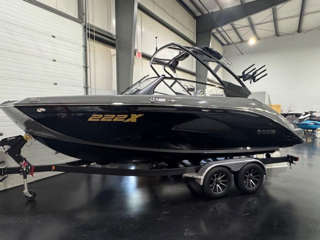 Yamaha Boats 222XD 2025 Yamaha Boats 222XD on trailer in indoor showroom.