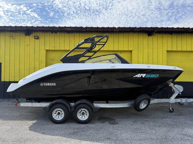 2025 Yamaha Boats AR220