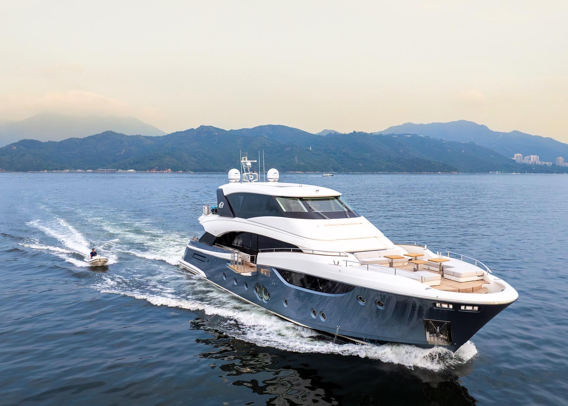 2023 Monte Carlo Yachts MCY 105 Skylounge