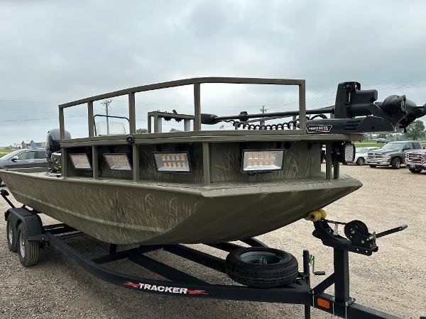 Tracker Grizzly 2072 CC Sportsman Kicker 2024 Tracker Grizzly 2072 CC Sportsman Kicker boat on trailer, featuring camouflage design.