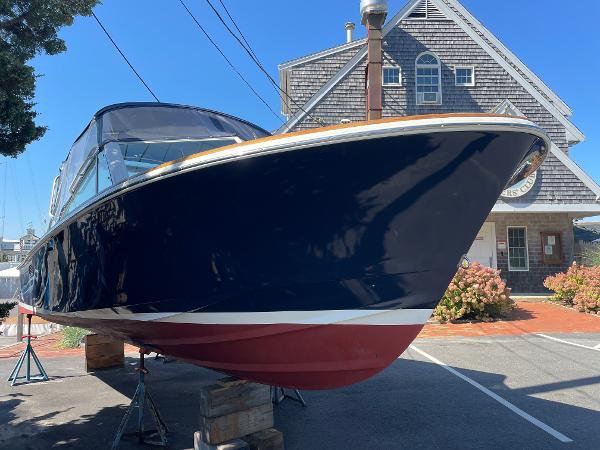 Hunt Yachts Harrier 25 2005 Hunt Yachts Harrier 25 boat on stands near a shingled building.