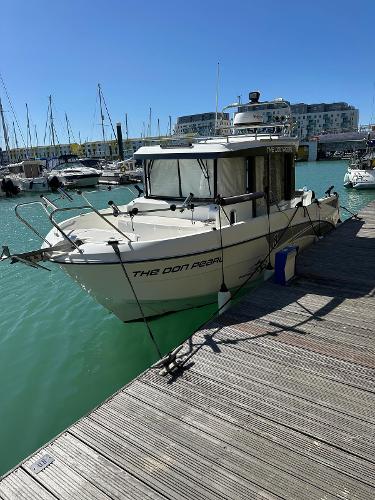 Beneteau BARRACUDA 8 2019 Beneteau Barracuda 8 docked in a sunny marina.