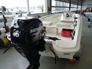 Boston Whaler 130 Super Sport 2024 Boston Whaler 130 Super Sport with Mercury 40 engine in showroom.
