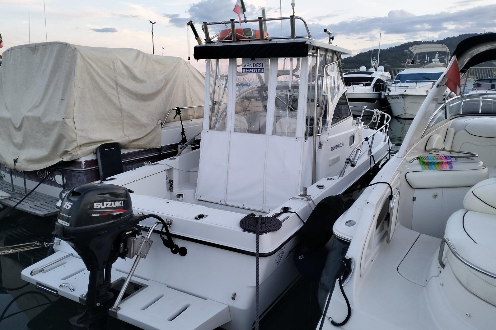 3B Craft 22 WA 1999 3B Craft 22 WA boat docked with Suzuki outboard motor.