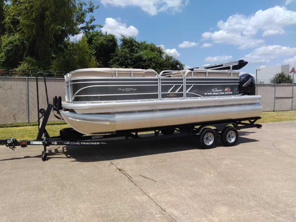 Sun tracker deals pontoon boats