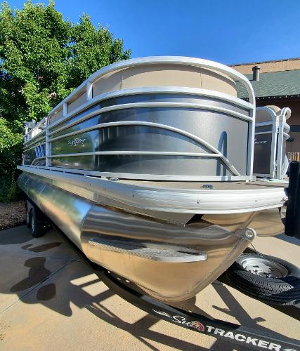 2023 Sun Tracker Party Barge 22 XP3