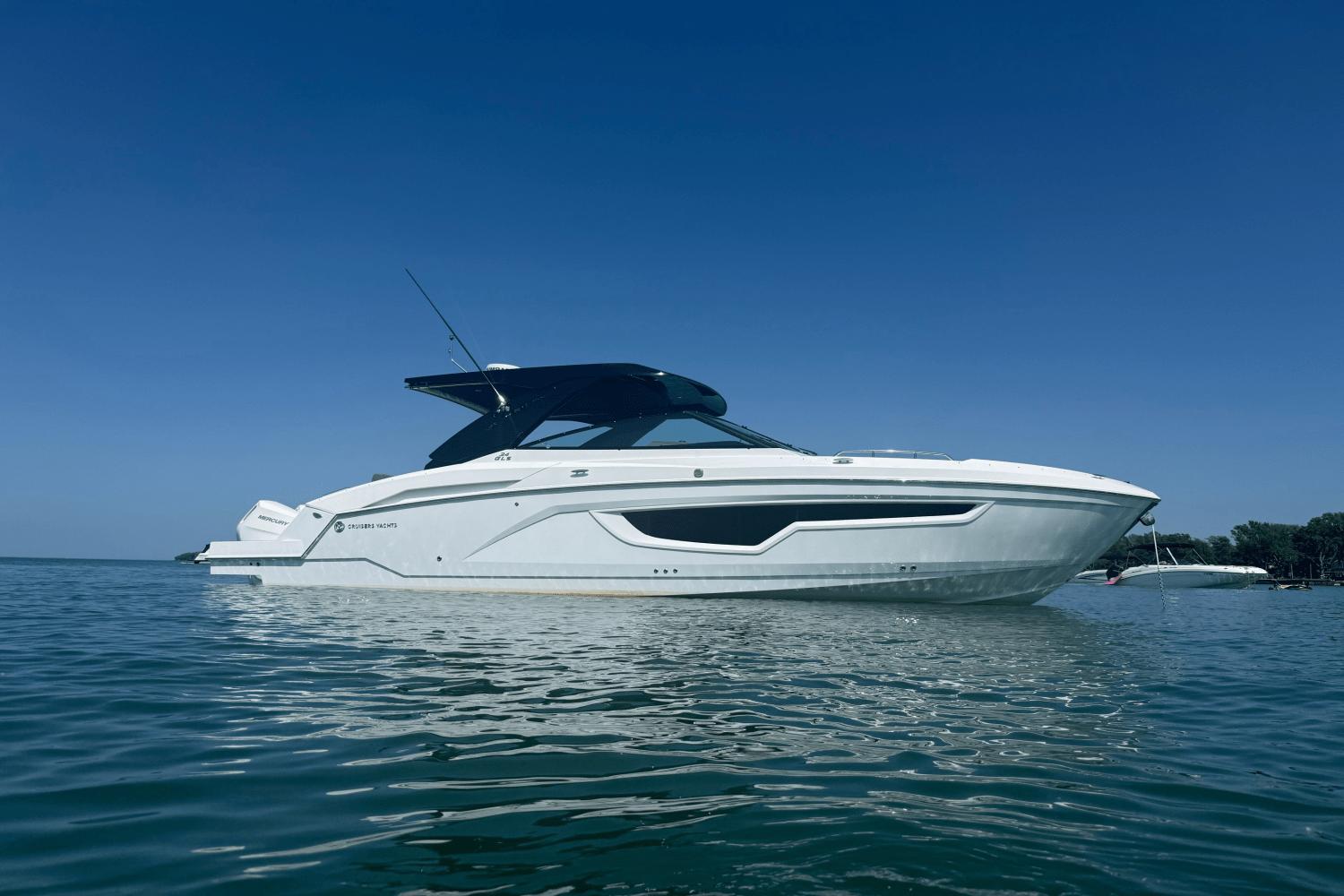 2025 Cruisers Yachts 34 GLS Outboard