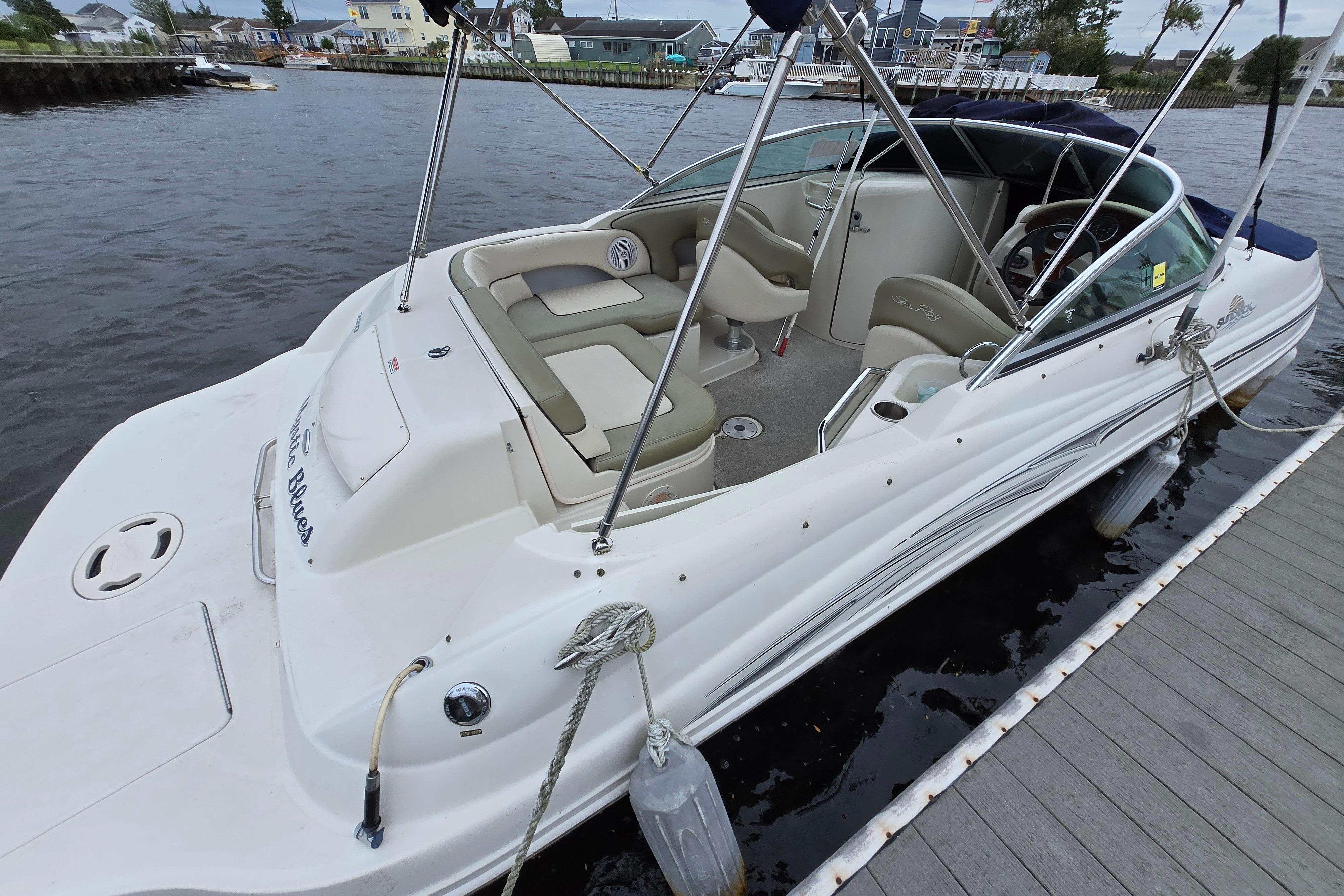 2005 Sea Ray 220 Sundeck
