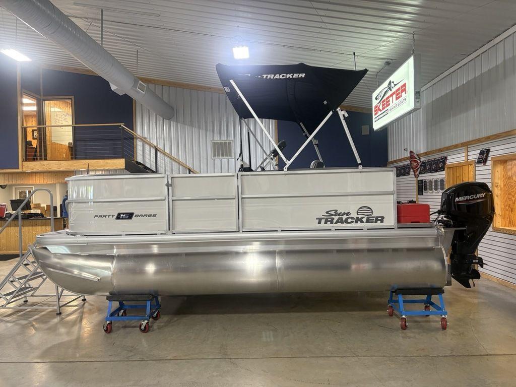 2026 Sun Tracker Party Barge 16 DLX