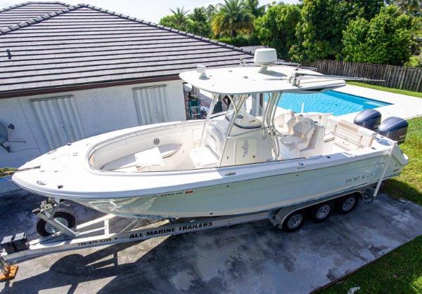 2015 Robalo R300 Center Console