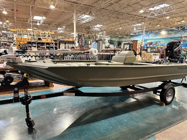 Tracker Grizzly 1648 SC 2024 Tracker Grizzly 1648 SC boat displayed in a showroom on a trailer.