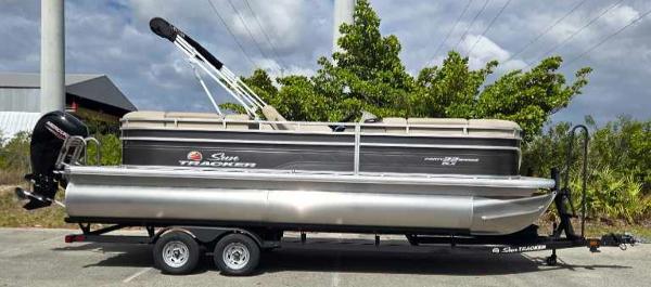 2025 Sun Tracker Party Barge 22 RF DLX