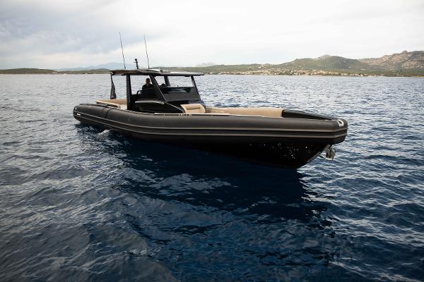 Novamarine Black Shiver 120 2025 Novamarine Black Shiver 120 luxury boat on open water.