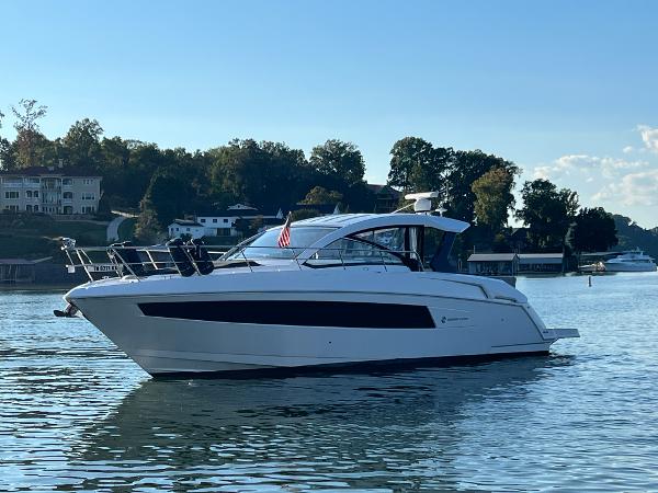 2022 Cruisers Yachts 390 Express Coupe