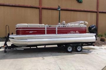 2025 Sun Tracker Party Barge 22 DLX