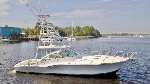 Albemarle 410 Express Fisherman 2008 Albemarle 410 Express Fisherman boat on calm water, side view.
