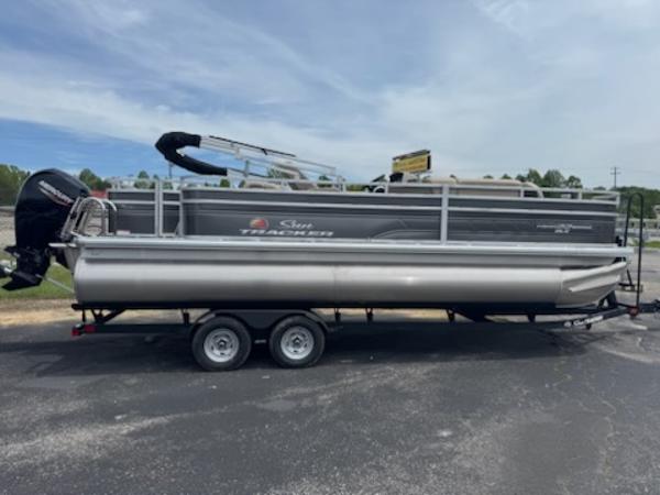 2025 Sun Tracker Fishin' Barge 22 DLX