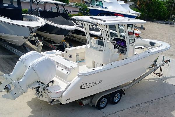 2025 Robalo R270 Center Console