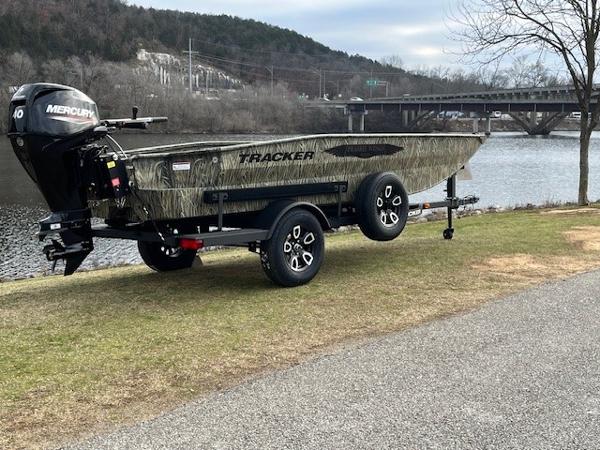 Tracker Grizzly 1650 T Prairie Wings Edition 2025 Tracker Grizzly 1650 T Prairie Wings Edition boat on trailer by a river.