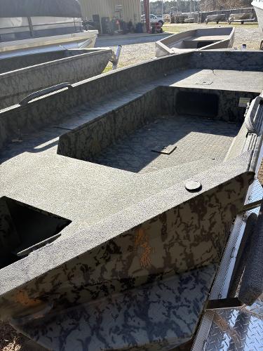 Edge Duck Boats 650DB 2025 Edge Duck Boats 650DB with camouflage design, ideal for hunting and fishing.