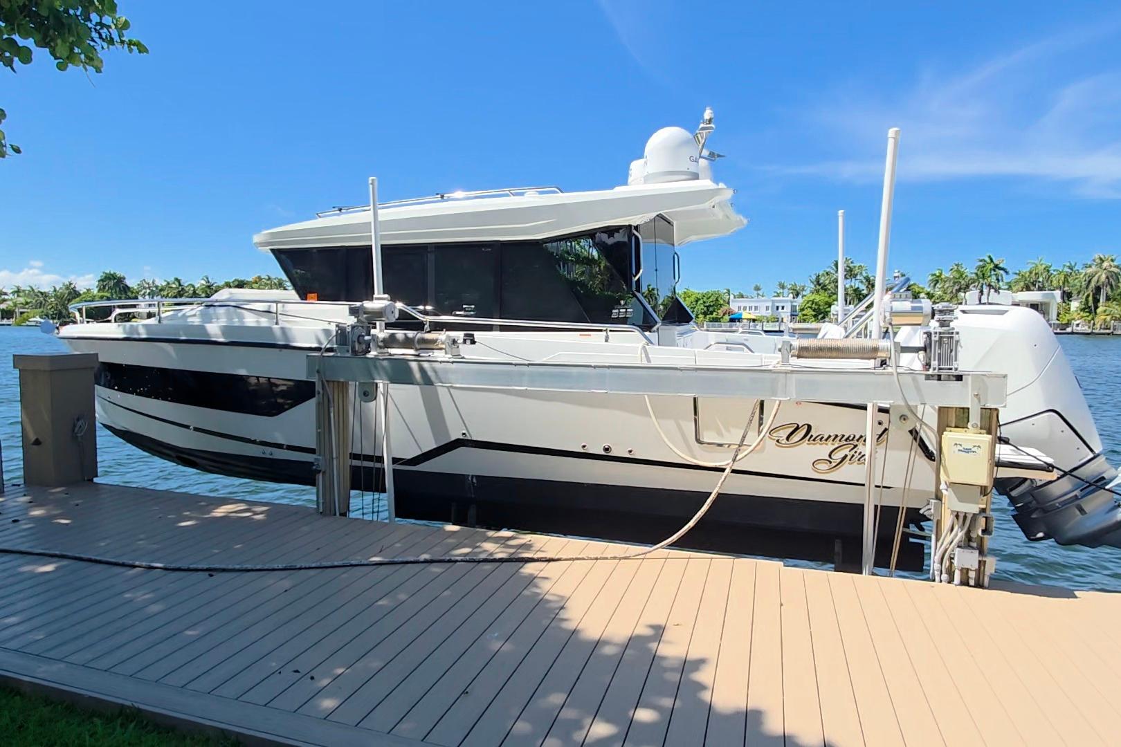 Wellcraft 355 Commuter 2024 Wellcraft 355 Commuter yacht docked by a scenic waterfront.