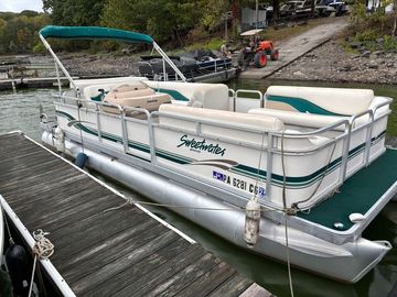 2000 Godfrey Sweetwater 2221RE