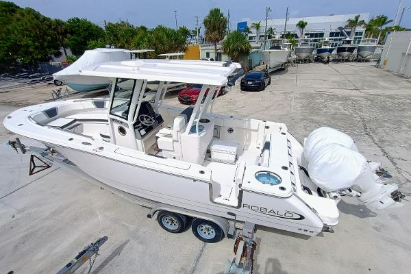 2025 Robalo R270 Center Console