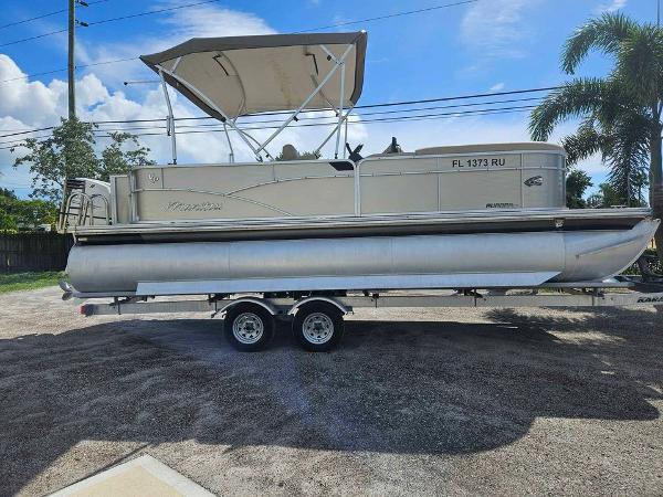 2019 Manitou 22 Aurora LE 220VP Tritoon Pontoon
