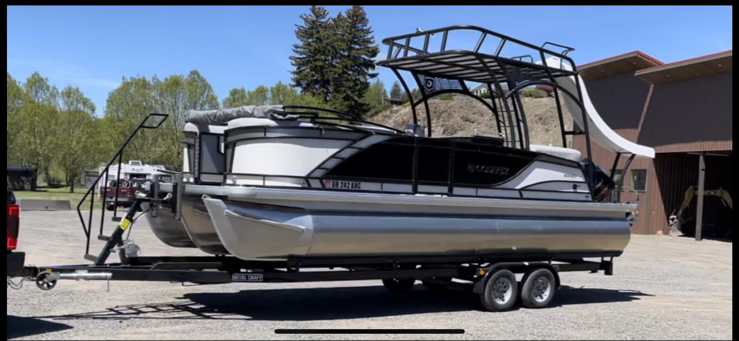 Godfrey Monaco MC255SDB 2021 Godfrey Monaco MC255SDB pontoon boat on trailer, parked outdoors.