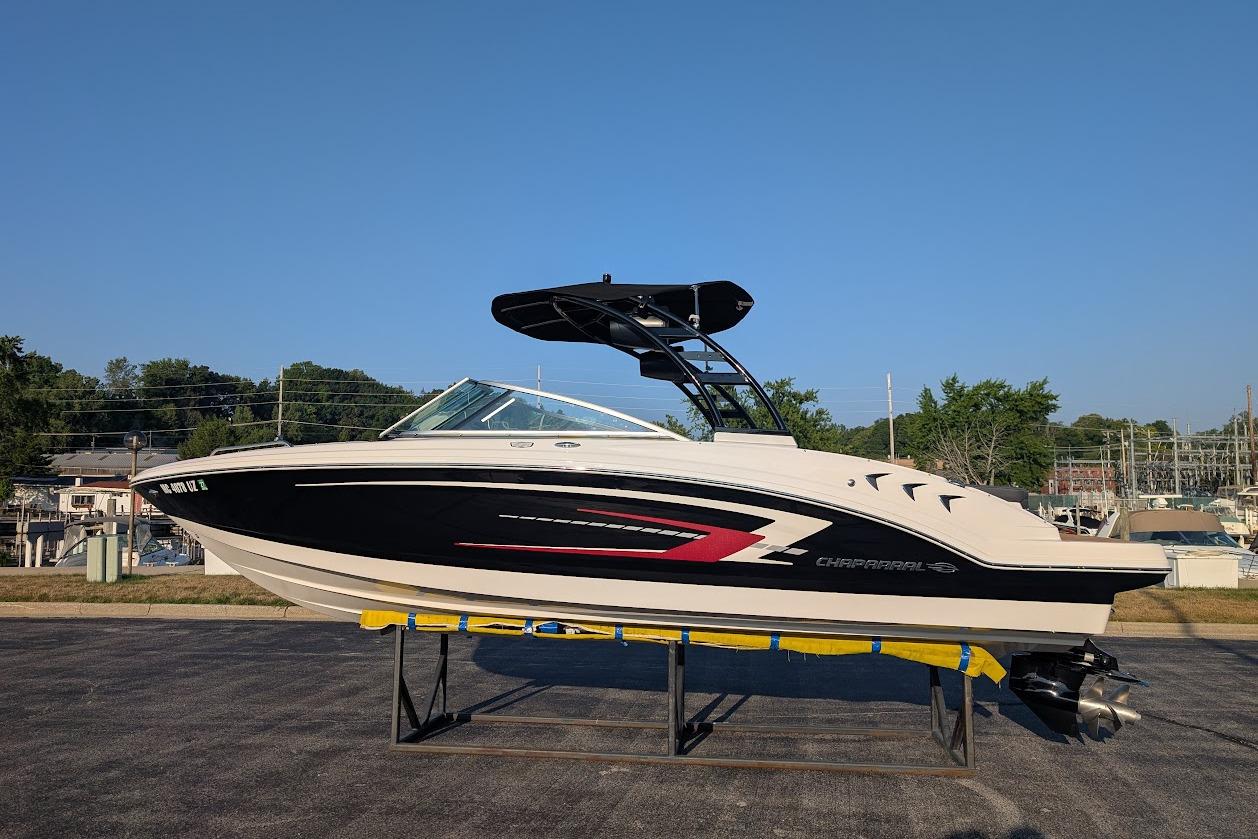 Chaparral 23 SSi 2023 Chaparral 23 SSi boat on display, black and white design, outdoor setting.