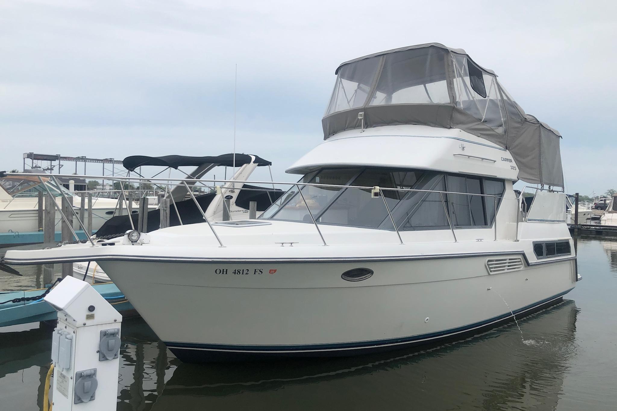 Carver 325 Aft Cabin 1995 Carver 325 Aft Cabin boat docked in marina, featuring enclosed flybridge.