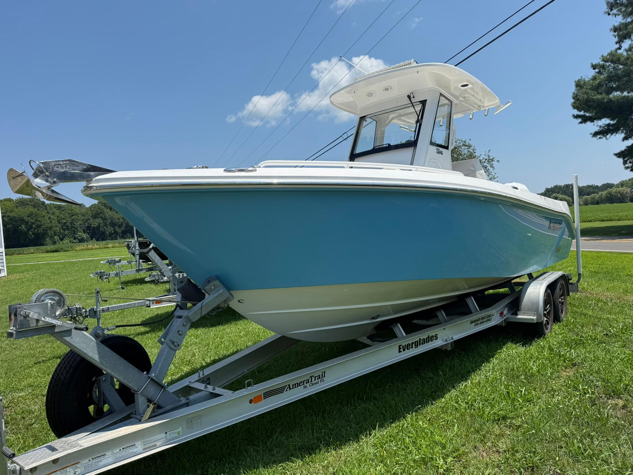 2018 Everglades 255 Center Console