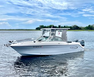 2023 Robalo R247 Dual Console