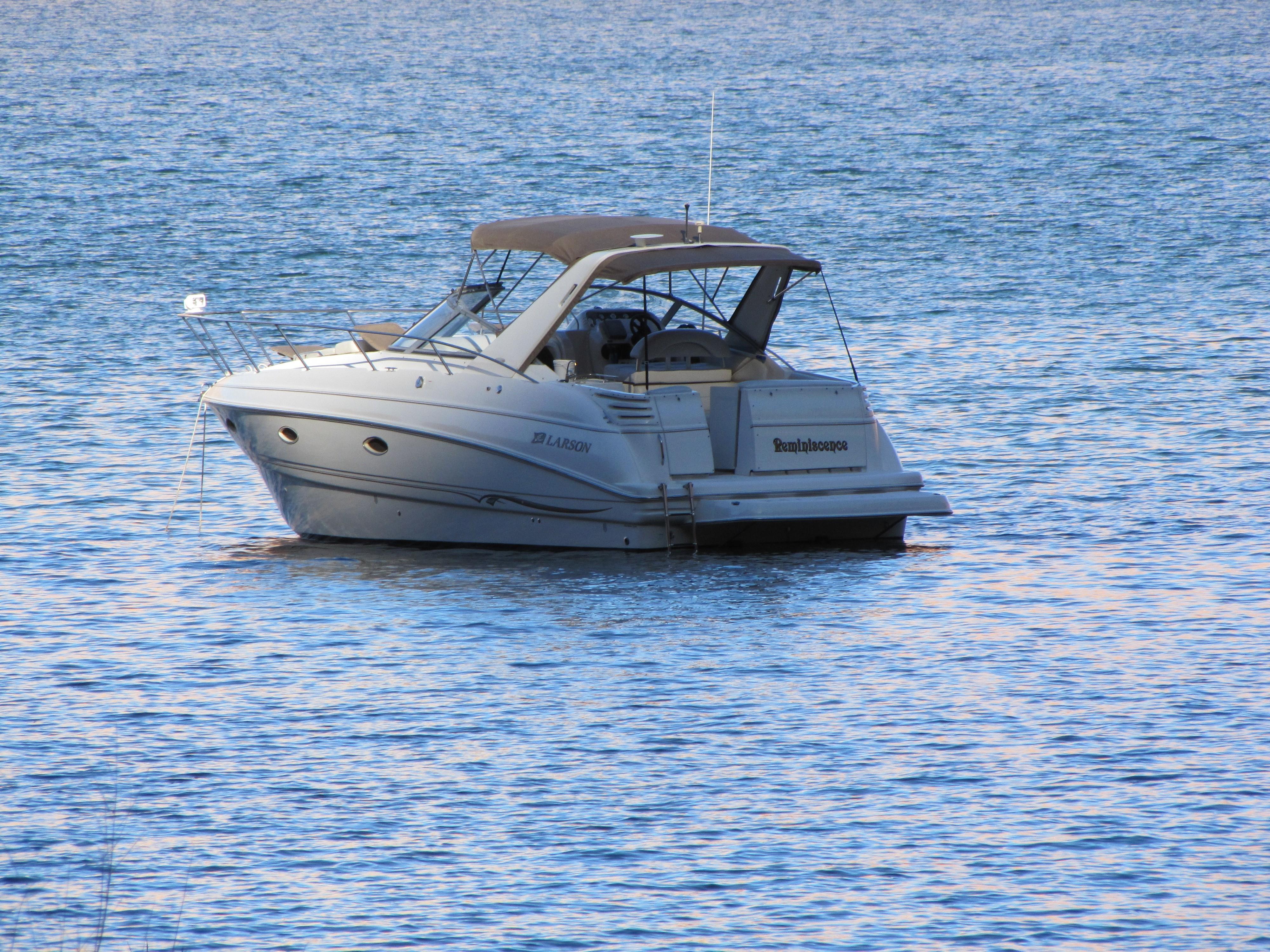 2002 Larson Cabrio 330 Mid Cabin